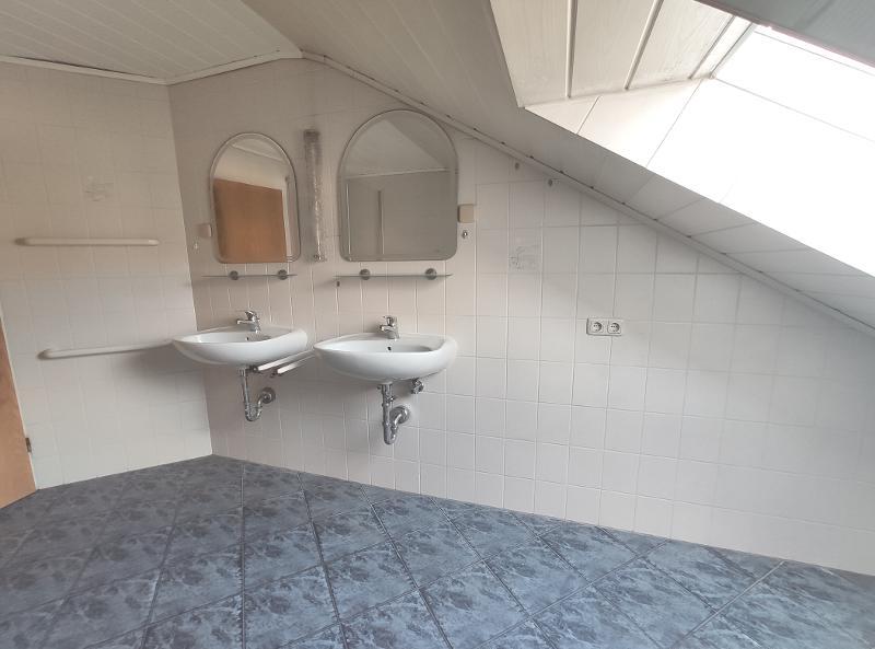 Bad mit Badewanne und Dusche Bild 4