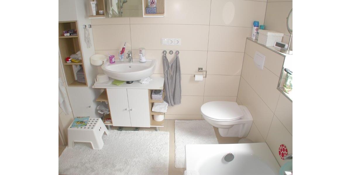 Bad mit Badewanne und Dusche Bild 4