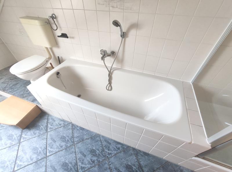 Bad mit Badewanne und Dusche Bild 2