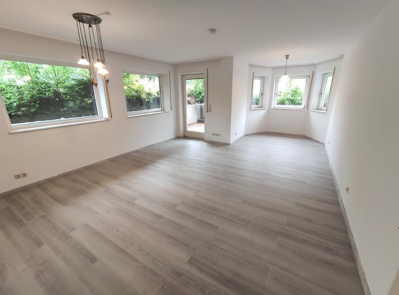 Wohnzimmer mit Zugang zur Terrasse Bild 1