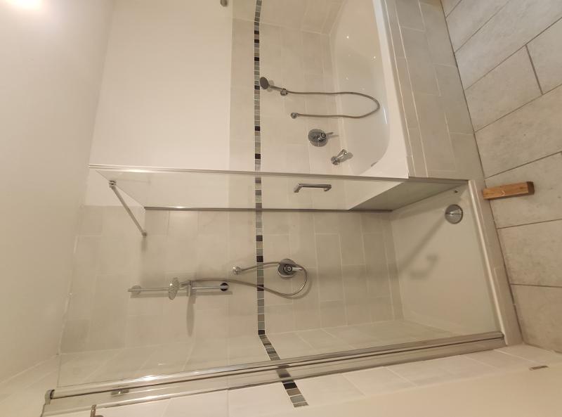 Bad mit Badewanne, Dusche und Waschmaschinenanschluss Bild 2