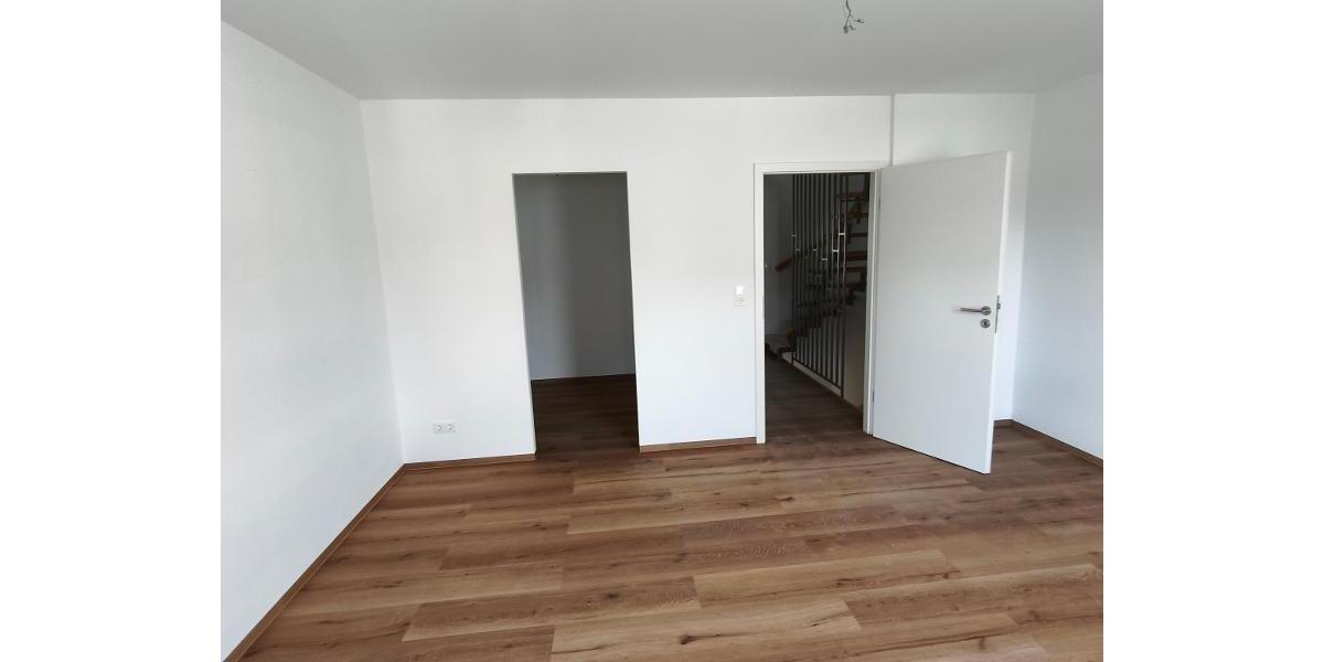 OG: Schlafzimmer mit Ankleide Bild 3